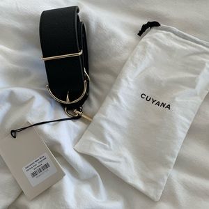 Cuyana wide adjustable strap in black pebbles leather with gold hardware